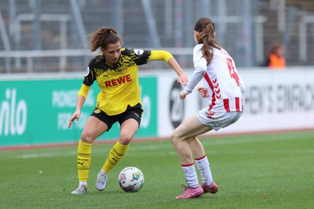 06.12.2025, Fussball, Frauen, RL West, Saison 2025 2026, Borussia Dortmund vs. 1.FC Koeln U21, U 21 im Stadion Rote Erde in Dortmund (Deutschland) Zweikampf zwischen Jasmin Jabbes (Borussia Dortmund, 5) und Paula Hofmann (1. FC Koeln U21) Dortmund Stadion Rote Erde Nordrhein Westfalen Deutschland