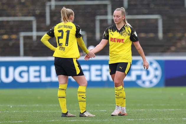 06.12.2025, Fussball, Frauen, RL West, Saison 2025 2026, Borussia Dortmund vs. 1.FC Koeln U21, U 21 im Stadion Rote Erde in Dortmund (Deutschland) Frederike Kempe (Borussia Dortmund, 21) und Celina Baum (Borussia Dortmund, 18) nach dem Spiel Dortmund Stadion Rote Erde Nordrhein Westfalen Deutschland