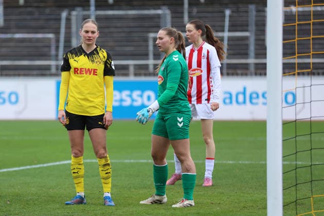 06.12.2025, Fussball, Frauen, RL West, Saison 2025 2026, Borussia Dortmund vs. 1.FC Koeln U21, U 21 im Stadion Rote Erde in Dortmund (Deutschland) Annika Enderle (Borussia Dortmund, 19), Anika Duebel (1. FC Koeln U21) Dortmund Stadion Rote Erde Nordrhein Westfalen Deutschland