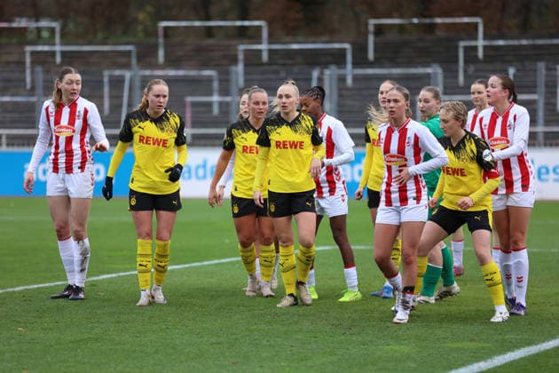 06.12.2025, Fussball, Frauen, RL West, Saison 2025 2026, Borussia Dortmund vs. 1.FC Koeln U21, U 21 im Stadion Rote Erde in Dortmund (Deutschland) Strafraumszene Dortmund Stadion Rote Erde Nordrhein Westfalen Deutschland