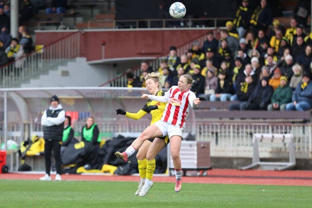 06.12.2025, Fussball, Frauen, RL West, Saison 2025 2026, Borussia Dortmund vs. 1.FC Koeln U21, U 21 im Stadion Rote Erde in Dortmund (Deutschland) Zweikampf zwischen Rita Schumacher (Borussia Dortmund, 10) und Leonie Zilger (1. FC Koeln U21) Dortmund Stadion Rote Erde Nordrhein Westfalen Deutschland