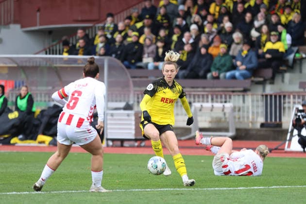 06.12.2025, Fussball, Frauen, RL West, Saison 2025 2026, Borussia Dortmund vs. 1.FC Koeln U21, U 21 im Stadion Rote Erde in Dortmund (Deutschland) Rita Schumacher (Borussia Dortmund, 10) am Ball Dortmund Stadion Rote Erde Nordrhein Westfalen Deutschland