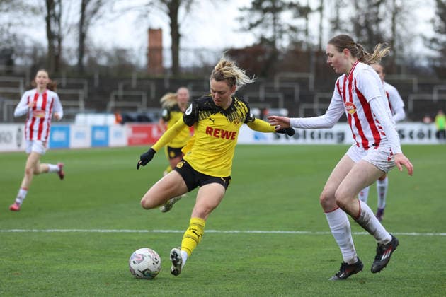 06.12.2025, Fussball, Frauen, RL West, Saison 2025 2026, Borussia Dortmund vs. 1.FC Koeln U21, U 21 im Stadion Rote Erde in Dortmund (Deutschland) Rita Schumacher (Borussia Dortmund, 10) am Ball Dortmund Stadion Rote Erde Nordrhein Westfalen Deutschland