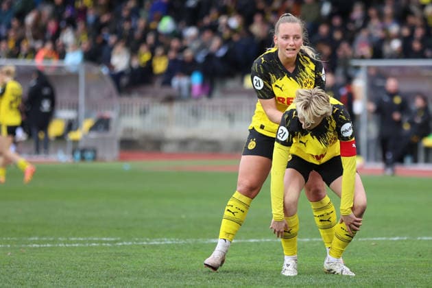 06.12.2025, Fussball, Frauen, RL West, Saison 2025 2026, Borussia Dortmund vs. 1.FC Koeln U21, U 21 im Stadion Rote Erde in Dortmund (Deutschland) Celina Baum (Borussia Dortmund, 18), Paula Reimann (Borussia Dortmund, 13) Dortmund Stadion Rote Erde Nordrhein Westfalen Deutschland