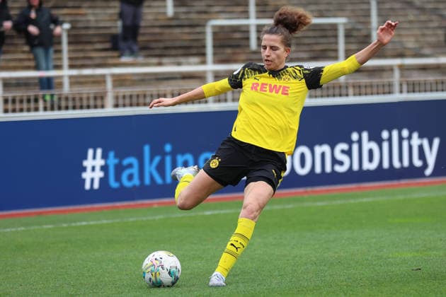 06.12.2025, Fussball, Frauen, RL West, Saison 2025 2026, Borussia Dortmund vs. 1.FC Koeln U21, U 21 im Stadion Rote Erde in Dortmund (Deutschland) Jasmin Jabbes (Borussia Dortmund, 5) Dortmund Stadion Rote Erde Nordrhein Westfalen Deutschland
