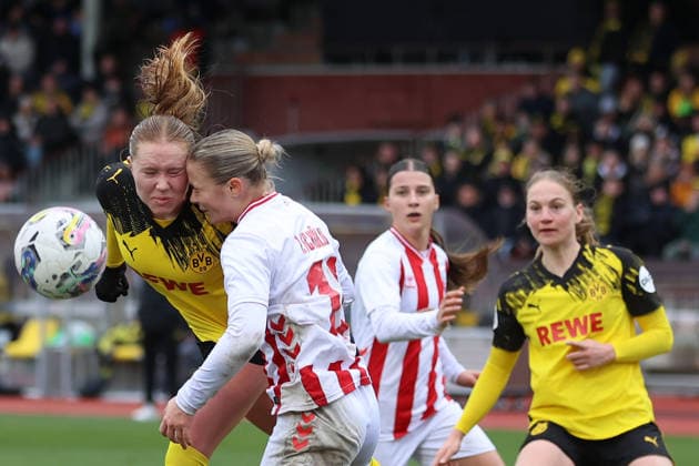 06.12.2025, Fussball, Frauen, RL West, Saison 2025 2026, Borussia Dortmund vs. 1.FC Koeln U21, U 21 im Stadion Rote Erde in Dortmund (Deutschland) Zweikampf zwischen Leonie Zilger (1. FC Koeln U21) und Yasu Woehrn (Borussia Dortmund, 26) Dortmund Stadion Rote Erde Nordrhein Westfalen Deutschland
