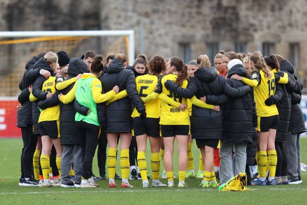 06.12.2025, Fussball, Frauen, RL West, Saison 2025 2026, Borussia Dortmund vs. 1.FC Koeln U21, U 21 im Stadion Rote Erde in Dortmund (Deutschland) Borussia Dortmund nach dem Spiel Dortmund Stadion Rote Erde Nordrhein Westfalen Deutschland