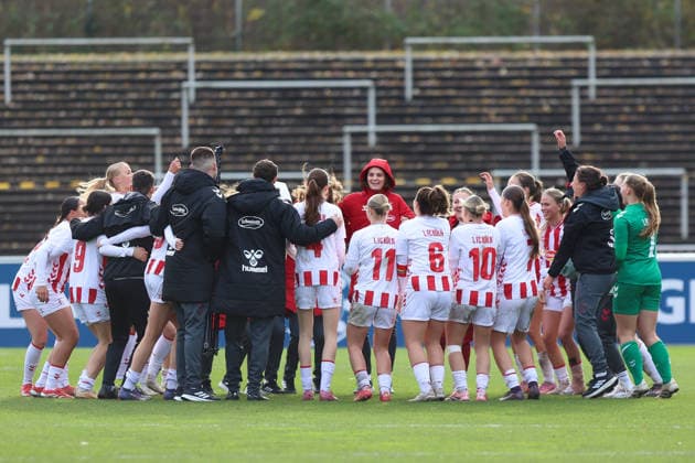 06.12.2025, Fussball, Frauen, RL West, Saison 2025 2026, Borussia Dortmund vs. 1.FC Koeln U21, U 21 im Stadion Rote Erde in Dortmund (Deutschland) 1. FC Koeln nach dem Spiel Dortmund Stadion Rote Erde Nordrhein Westfalen Deutschland