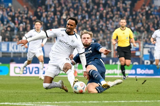 Philipp Strompf (VfL Bochum) und Noah Sarenren Bazee (Arminia Bielefeld) im Kampf um den Ball waehrend des spiels der 2. Bundesliga zwischen VfL Bochum und Arminia Bielefeld, Vonovia Ruhrstadion am 06. December 2025 in Bochum, Deutschland. (Foto von Max Maiwald DeFodi Images) +++ Philipp Strompf (VfL Bochum) und Noah Sarenren Bazee (Arminia Bielefeld) battle for the ball during the 2. Bundesliga match between VfL Bochum and Arminia Bielefeld at Vonovia Ruhrstadion on December 6, 2025 in Bochum, Germany. (Photo by Max Maiwald DeFodi Images) DFB DFL REGULATIONS PROHIBIT ANY USE OF PHOTOGRAPHS AS IMAGE SEQUENCES AND OR QUASI-VIDEO. (Photo by Max Maiwald DeFodi Images)
