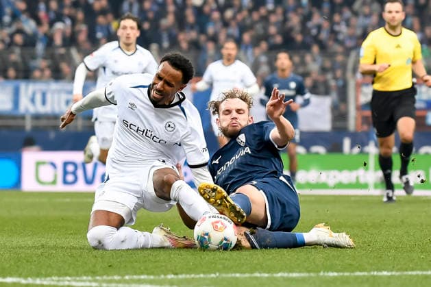 Philipp Strompf (VfL Bochum) und Noah Sarenren Bazee (Arminia Bielefeld) im Kampf um den Ball waehrend des spiels der 2. Bundesliga zwischen VfL Bochum und Arminia Bielefeld, Vonovia Ruhrstadion am 06. December 2025 in Bochum, Deutschland. (Foto von Max Maiwald DeFodi Images) +++ Philipp Strompf (VfL Bochum) und Noah Sarenren Bazee (Arminia Bielefeld) battle for the ball during the 2. Bundesliga match between VfL Bochum and Arminia Bielefeld at Vonovia Ruhrstadion on December 6, 2025 in Bochum, Germany. (Photo by Max Maiwald DeFodi Images) DFB DFL REGULATIONS PROHIBIT ANY USE OF PHOTOGRAPHS AS IMAGE SEQUENCES AND OR QUASI-VIDEO. (Photo by Max Maiwald DeFodi Images)
