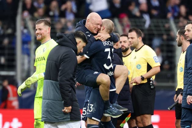 Bochum, Vonovia Ruhrstadion, 06.12.25, GER, Herren, 2. Bundesliga, Saison 2025 - 2026, VfL 1848 Bochum - Arminia Bielefeld, Cheftrainer Uwe Roesler (VfL Bochum) und der Torschuetze zum 1:0 Philipp Hofmann (VfL Bochum) jubeln nach dem Spiel DFB DFL REGULATIONS PROHIBIT ANY USE OF PHOTOGRAPHS AS IMAGE SEQUENCES AND OR QUASI-VIDEO.