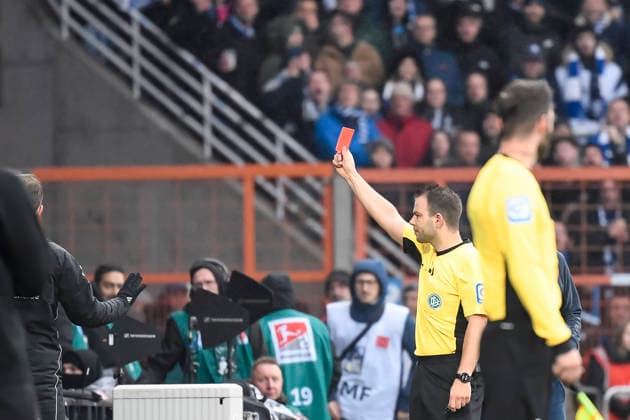 Schiedsrichter Wolfgang Haslberger zwigt Simon Zoller die rote Karte waehrend des spiels der 2. Bundesliga zwischen VfL Bochum und Arminia Bielefeld, Vonovia Ruhrstadion am 06. December 2025 in Bochum, Deutschland. (Foto von Max Maiwald DeFodi Images) +++ Schiedsrichter Wolfgang Haslberger red card during the 2. Bundesliga match between VfL Bochum and Arminia Bielefeld at Vonovia Ruhrstadion on December 6, 2025 in Bochum, Germany. (Photo by Max Maiwald DeFodi Images) DFB DFL REGULATIONS PROHIBIT ANY USE OF PHOTOGRAPHS AS IMAGE SEQUENCES AND OR QUASI-VIDEO. (Photo by Max Maiwald DeFodi Images)