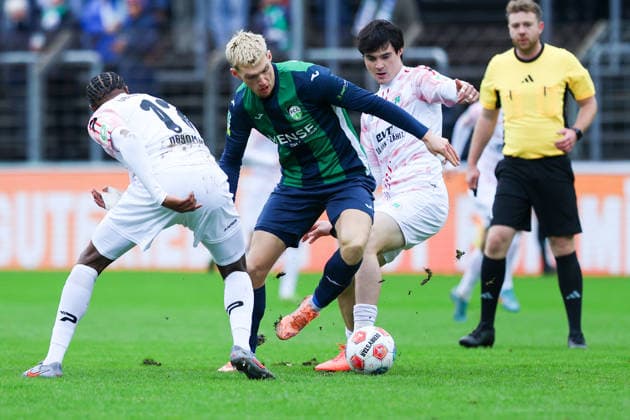 06.12.2025, xKWIx, Fußball, Regionalliga West, FC Gütersloh - RW Oberhausen, Ohlendorf Stadion im Heidewald: Luis Frieling (FC Gütersloh 21) im Zweikampf gegen Matona-Glody Ngyombo (Rot-Weiß Oberhausen 17) Photo: xKamilxWilkowskixPressefotoKochx NRW Deutschland