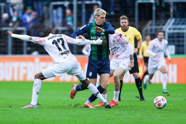 06.12.2025, xKWIx, Fußball, Regionalliga West, FC Gütersloh - RW Oberhausen, Ohlendorf Stadion im Heidewald: Luis Frieling (FC Gütersloh 21) im Zweikampf gegen Matona-Glody Ngyombo (Rot-Weiß Oberhausen 17) Photo: xKamilxWilkowskixPressefotoKochx NRW Deutschland
