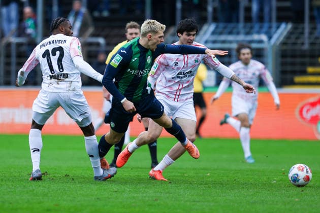06.12.2025, xKWIx, Fußball, Regionalliga West, FC Gütersloh - RW Oberhausen, Ohlendorf Stadion im Heidewald: Luis Frieling (FC Gütersloh 21) im Zweikampf gegen Matona-Glody Ngyombo (Rot-Weiß Oberhausen 17) Photo: xKamilxWilkowskixPressefotoKochx NRW Deutschland