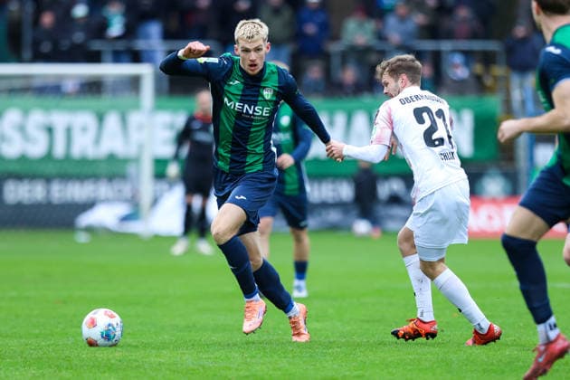 06.12.2025, xKWIx, Fußball, Regionalliga West, FC Gütersloh - RW Oberhausen, Ohlendorf Stadion im Heidewald: Luis Frieling (FC Gütersloh 21) im Zweikampf gegen Luca Schlax (Rot-Weiß Oberhausen 21) Photo: xKamilxWilkowskixPressefotoKochx NRW Deutschland