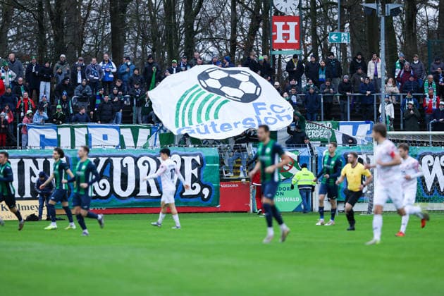 06.12.2025, xKWIx, Fußball, Regionalliga West, FC Gütersloh - RW Oberhausen, Ohlendorf Stadion im Heidewald: FC Gütersloh Fans präsentieren das alte Logo im Block Photo: xKamilxWilkowskixPressefotoKochx NRW Deutschland