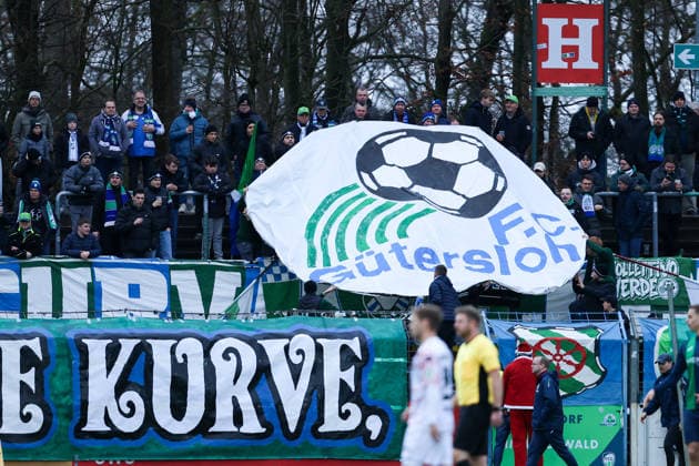 06.12.2025, xKWIx, Fußball, Regionalliga West, FC Gütersloh - RW Oberhausen, Ohlendorf Stadion im Heidewald: FC Gütersloh Fans präsentieren das alte Logo im Block Photo: xKamilxWilkowskixPressefotoKochx NRW Deutschland