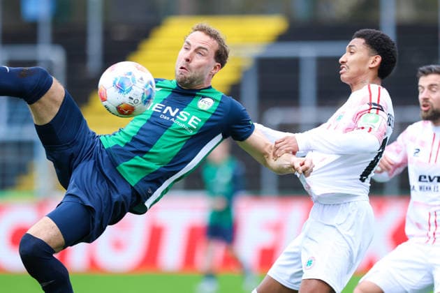 06.12.2025, xKWIx, Fußball, Regionalliga West, FC Gütersloh - RW Oberhausen, Ohlendorf Stadion im Heidewald: Julius Langfeld (FC Gütersloh 10) im Zweikampf gegen Eric Gueye (Rot-Weiß Oberhausen 11) Photo: xKamilxWilkowskixPressefotoKochx NRW Deutschland