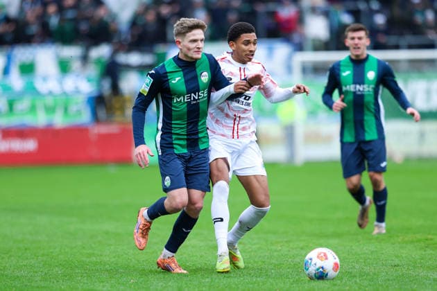 06.12.2025, xKWIx, Fußball, Regionalliga West, FC Gütersloh - RW Oberhausen, Ohlendorf Stadion im Heidewald: Niklas Barthel ( FC Gütersloh 4 ) im Zweikampf gegen Eric Gueye (Rot-Weiß Oberhausen 11) Photo: xKamilxWilkowskixPressefotoKochx NRW Deutschland