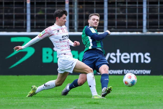 06.12.2025, xKWIx, Fußball, Regionalliga West, FC Gütersloh - RW Oberhausen, Ohlendorf Stadion im Heidewald: Lucas Halangk (Rot-Weiß Oberhausen 22) im Zweikampf gegen Jan-Lukas Liehr (FC Gütersloh 7) Photo: xKamilxWilkowskixPressefotoKochx NRW Deutschland