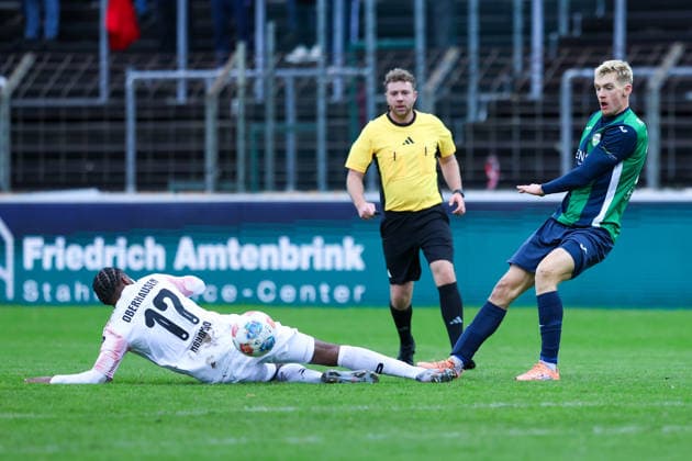 06.12.2025, xKWIx, Fußball, Regionalliga West, FC Gütersloh - RW Oberhausen, Ohlendorf Stadion im Heidewald: Matona-Glody Ngyombo (Rot-Weiß Oberhausen 17) im Zweikampf gegen Luis Frieling (FC Gütersloh 21) Photo: xKamilxWilkowskixPressefotoKochx NRW Deutschland