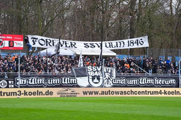 06.12.2025, xydrx, Fußball, 3.Liga, FC Viktoria Köln - SSV Ulm 1846, Saison 2025 2026, Sportpark Höhenberg: Fans vom SSV Ulm 1846 zeigen eine Choreografie mit der Aufschrift: In Ulm um Ulm und um Ulm herum DFB regulations prohibit any use of photographs as image sequences and or quasi-video. Photo: xYannisxDreimannxPressefotoKochx Nordrhein-Westfahlen Deutschland