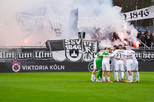 06.12.2025, xydrx, Fußball, 3.Liga, FC Viktoria Köln - SSV Ulm 1846, Saison 2025 2026, Sportpark Höhenberg: Fans vom SSV Ulm 1846 zeigen eine Choreografie und zünden dabei Pyrotechnik DFB regulations prohibit any use of photographs as image sequences and or quasi-video. Photo: xYannisxDreimannxPressefotoKochx Nordrhein-Westfahlen Deutschland