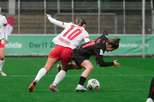 Deutschland: Google Pixel Frauen-Bundesliga 2025 26, 12. Spieltag - Bayer 04 Leverkusen vs. RB Leipzig - 06.12.2025 - Ulrich-Haberland-Stadion (Leverkusen, Nordrhein-Westfalen) Gina Chmielinski (RB Leipzig, 10) Kristin Kögel (Bayer 04 Leverkusen, 11) Copyright: xCelinaxLeiersx