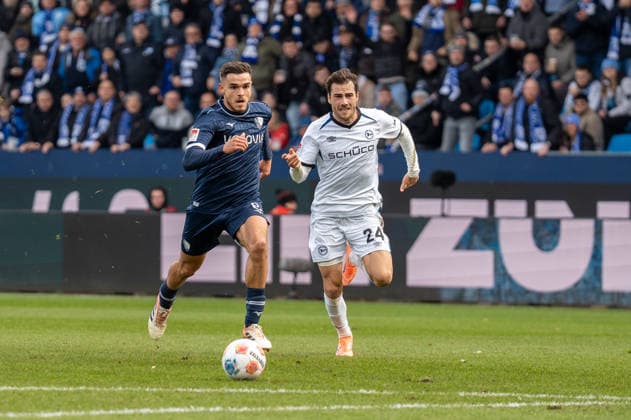 Deutschland, Fussball, 2. Bundesliga, 15.Spieltag 2025 2026: VfL Bochum - Arminia Bielefeld am 06.12. in Bochum (Vonovia-Ruhrstadion): Große Chance Kjell Wätjen (VfL Bochum 8)