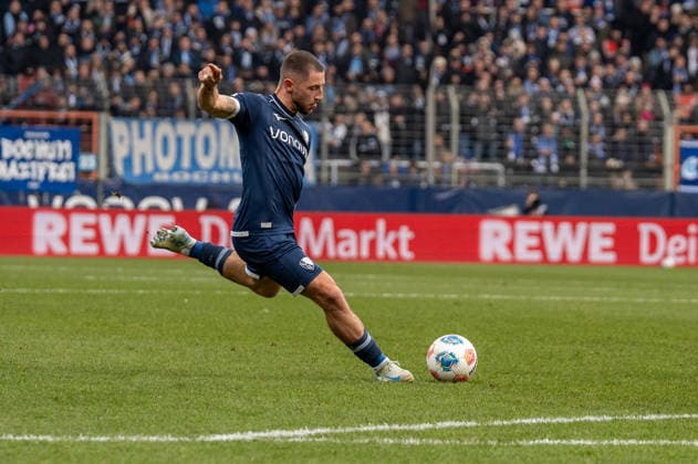 Deutschland, Fussball, 2. Bundesliga, 15.Spieltag 2025 2026: VfL Bochum - Arminia Bielefeld am 06.12. in Bochum (Vonovia-Ruhrstadion): Freistoß Maximilian Wittek (VfL Bochum 32)