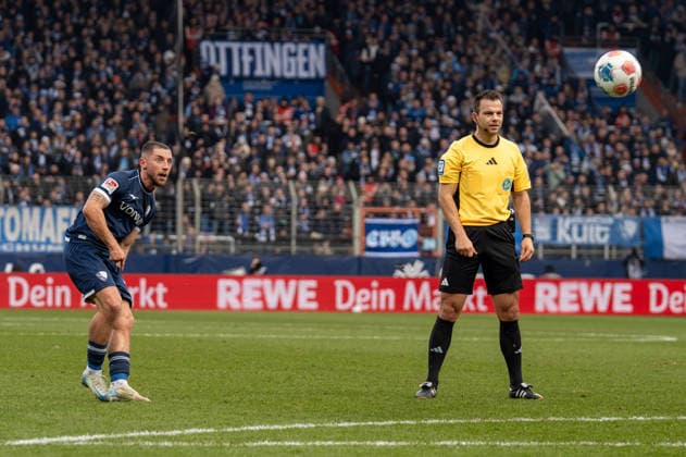 Deutschland, Fussball, 2. Bundesliga, 15.Spieltag 2025 2026: VfL Bochum - Arminia Bielefeld am 06.12. in Bochum (Vonovia-Ruhrstadion): Freistoß Maximilian Wittek (VfL Bochum 32)