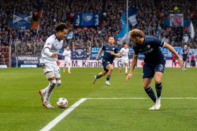 Deutschland, Fussball, 2. Bundesliga, 15.Spieltag 2025 2026: VfL Bochum - Arminia Bielefeld am 06.12. in Bochum (Vonovia-Ruhrstadion): Monju Momuluh (Arminia Bielefeld 14) Philipp Strompf (VfL Bochum 3)