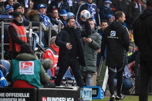 Simon Zoller (VfL Bochum) gibt den Ball nicht rechtzeitig zurück und sieht die Rote Karte 06.12.2025, Fussball 2. Bundesliga, Saison 2025 2026, 15. Spieltag, VfL Bochum - Arminia Bielefeld DFL regulations prohibit any use of photographs as image sequences and or quasi-video Bochum Vonovia Ruhrstadion Nordrhein Westfalen Deutschland
