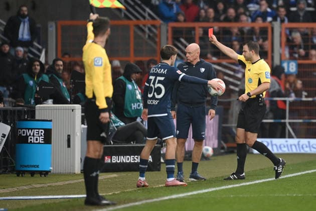 Schiedsrichter Wolfgang Haslberger zeigt Simon Zoller (VfL Bochum), nicht auf dem Foto, die Rote Karte 06.12.2025, Fussball 2. Bundesliga, Saison 2025 2026, 15. Spieltag, VfL Bochum - Arminia Bielefeld DFL regulations prohibit any use of photographs as image sequences and or quasi-video Bochum Vonovia Ruhrstadion Nordrhein Westfalen Deutschland