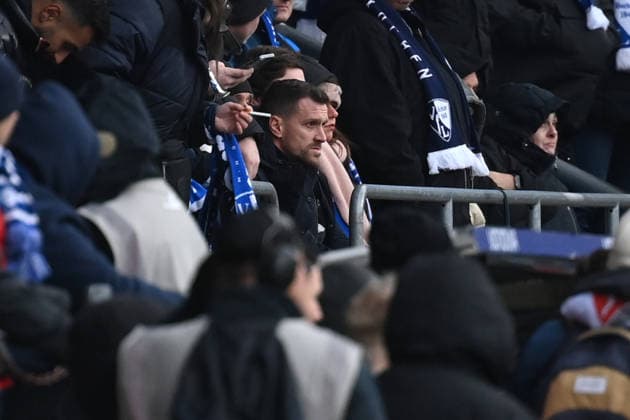 Simon Zoller (VfL Bochum) naach seinem Platzverweis auf der Tribüne 06.12.2025, Fussball 2. Bundesliga, Saison 2025 2026, 15. Spieltag, VfL Bochum - Arminia Bielefeld DFL regulations prohibit any use of photographs as image sequences and or quasi-video Bochum Vonovia Ruhrstadion Nordrhein Westfalen Deutschland