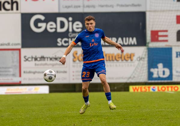 Malik Hodroj (Sportfreunde Siegen, 23) SV Rödinghausen - Sportfreunde Siegen 28.11.2025 Fussball, Regionalliga West, 18. Spieltag, GER, Wiehenstadion, Rödinghausen Copyright: MarcoxBader