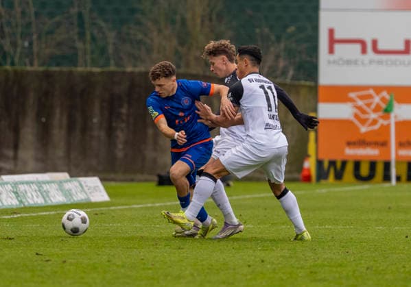Zweikampf zwischen: Malik Hodroj (Sportfreunde Siegen, 23) und Allan Firmino Dantas (SV Roedinghausen, 11) SV Rödinghausen - Sportfreunde Siegen 28.11.2025 Fussball, Regionalliga West, 18. Spieltag, GER, Wiehenstadion, Rödinghausen Copyright: MarcoxBader