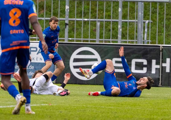 Oemer Tokac (Sportfreunde Siegen, 14) liegt am Boden und schreit SV Rödinghausen - Sportfreunde Siegen 28.11.2025 Fussball, Regionalliga West, 18. Spieltag, GER, Wiehenstadion, Rödinghausen Copyright: MarcoxBader