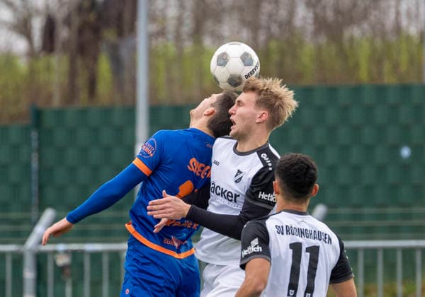 Kopfballduell zwischen Mattis Rohlfing (SV Roedinghausen, 16) und Jannik Kraemer (Sportfreunde Siegen, 17) SV Rödinghausen - Sportfreunde Siegen 28.11.2025 Fussball, Regionalliga West, 18. Spieltag, GER, Wiehenstadion, Rödinghausen Copyright: MarcoxBader