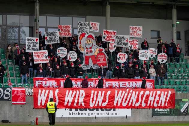 Gästefans von Sportfreunde Siegen. Choreo. SV Rödinghausen - Sportfreunde Siegen 28.11.2025 Fussball, Regionalliga West, 18. Spieltag, GER, Wiehenstadion, Rödinghausen Copyright: MarcoxBader