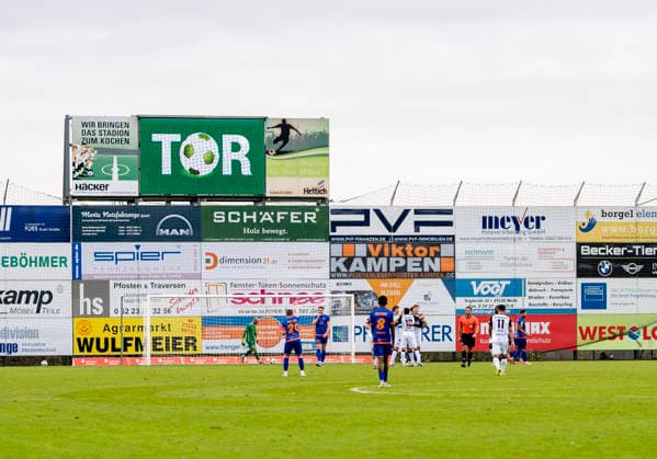 Tor für SV RÖdinghausen, Eduard Probst (SV Roedinghausen, 39) traf für die Hausherren SV Rödinghausen - Sportfreunde Siegen 28.11.2025 Fussball, Regionalliga West, 18. Spieltag, GER, Wiehenstadion, Rödinghausen Copyright: MarcoxBader
