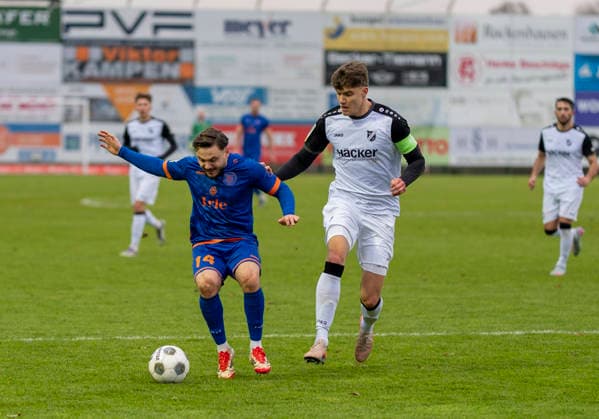 Zweikampf zwischen: Maximilian Hippe (SV Roedinghausen, 5) und Oemer Tokac (Sportfreunde Siegen, 14) SV Rödinghausen - Sportfreunde Siegen 28.11.2025 Fussball, Regionalliga West, 18. Spieltag, GER, Wiehenstadion, Rödinghausen Copyright: MarcoxBader