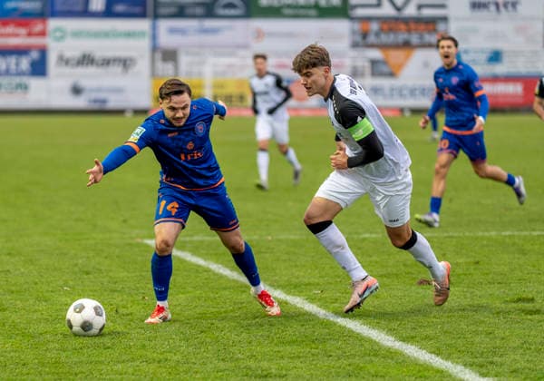 Zweikampf zwischen: Maximilian Hippe (SV Roedinghausen, 5) und Oemer Tokac (Sportfreunde Siegen, 14) SV Rödinghausen - Sportfreunde Siegen 28.11.2025 Fussball, Regionalliga West, 18. Spieltag, GER, Wiehenstadion, Rödinghausen Copyright: MarcoxBader