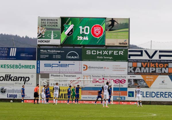 Spielszene bei der Partie SV Rödinghausen - Sportfreunde Siegen 28.11.2025 Fussball, Regionalliga West, 18. Spieltag, GER, Wiehenstadion, Rödinghausen Copyright: MarcoxBader