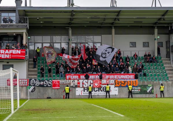 Gästefans. Fans von Sportfreunde Siegen SV Rödinghausen - Sportfreunde Siegen 28.11.2025 Fussball, Regionalliga West, 18. Spieltag, GER, Wiehenstadion, Rödinghausen Copyright: MarcoxBader