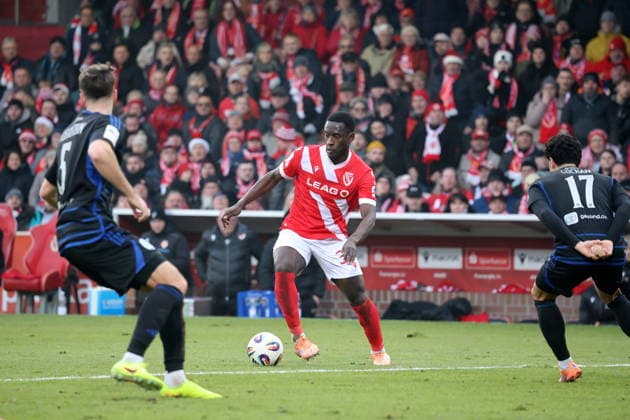 5 Tobias Fleckstein (Duisburg, l.), 37 Merveille Biankadi (Energie Cottbus, M.), 17 Mert Göckan (Duisburg) Fussball 3. Liga 2025 2026 FC Energie Cottbus - MSV Duisburg