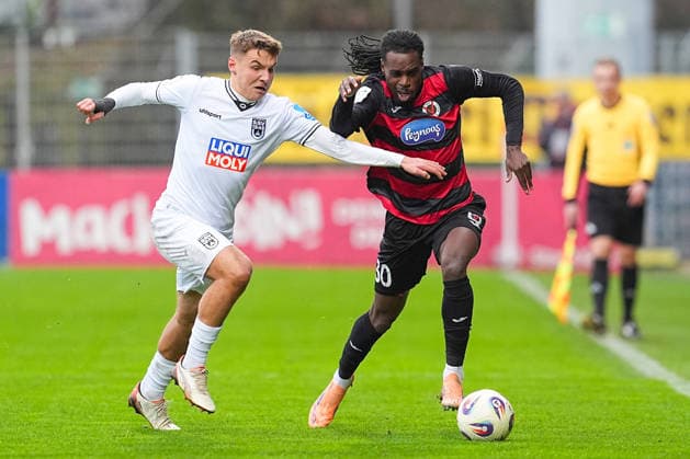 06.12.2025, xydrx, Fußball, 3.Liga, FC Viktoria Köln - SSV Ulm 1846, Saison 2025 2026, Sportpark Höhenberg: Max Scholze (SSV Ulm 1846 28) im Zweikampf gegen Yannick Tonye (FC Viktoria Köln 30) DFB regulations prohibit any use of photographs as image sequences and or quasi-video. Photo: xYannisxDreimannxPressefotoKochx Nordrhein-Westfahlen Deutschland