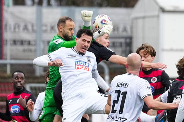 06.12.2025, xydrx, Fußball, 3.Liga, FC Viktoria Köln - SSV Ulm 1846, Saison 2025 2026, Sportpark Höhenberg: Christian Ortag (SSV Ulm 1846 39) und Lukas Mazagg (SSV Ulm 1846 27) im Zweikampf gegen Lars Dietz (FC Viktoria Köln 2) DFB regulations prohibit any use of photographs as image sequences and or quasi-video. Photo: xYannisxDreimannxPressefotoKochx Nordrhein-Westfahlen Deutschland