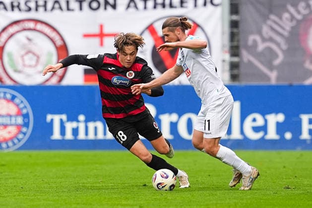 06.12.2025, xydrx, Fußball, 3.Liga, FC Viktoria Köln - SSV Ulm 1846, Saison 2025 2026, Sportpark Höhenberg: Tim Kloss (FC Viktoria Köln 18) im Zweikampf gegen Dennis Chessa (SSV Ulm 1846 11) DFB regulations prohibit any use of photographs as image sequences and or quasi-video. Photo: xYannisxDreimannxPressefotoKochx Nordrhein-Westfahlen Deutschland